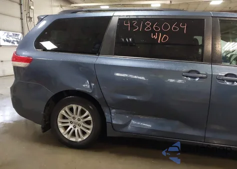 2014 Toyota Sienna Xle V6 8 Passenger z USA, uszkodzony, nr VIN 5TDYK3DC0ES452439